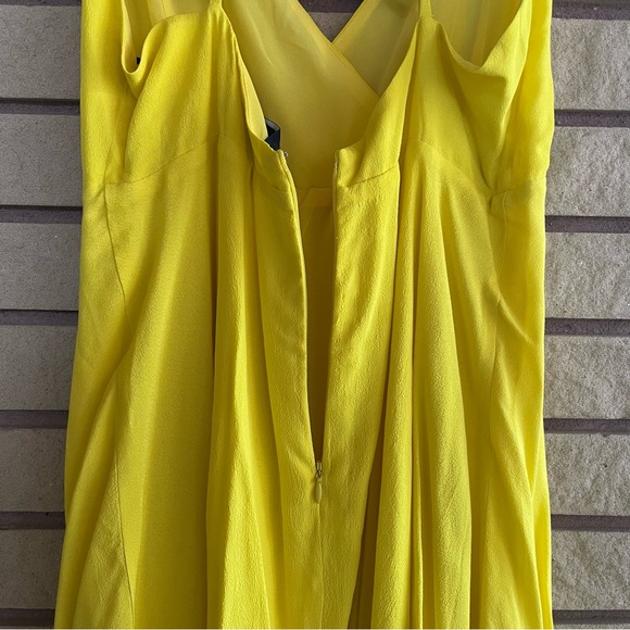 Yellow dress - Picture 3 of 9